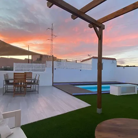 Дом отдыха Private Pool, Parking, Bbq In The South Of Gc *